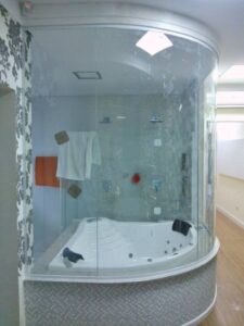 Box de banheiro com vidro curvo